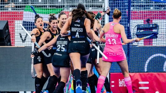 Jugadoras de la Selección Argentina de hockey femenino celebrando un gol durante el partido ante Alemania