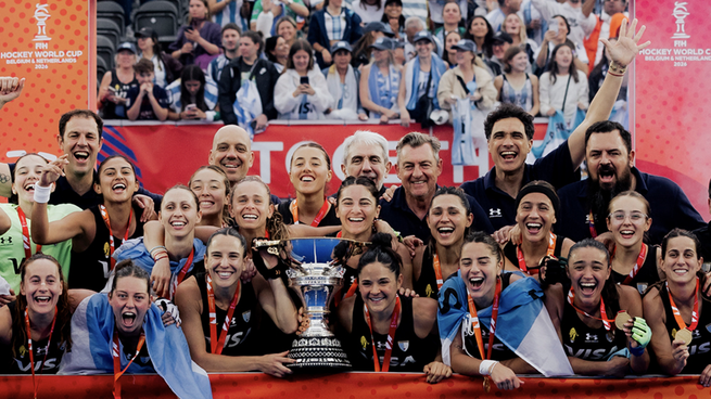 Jugadoras de Las Leonas celebrando el título mundial tras vencer a Países Bajos