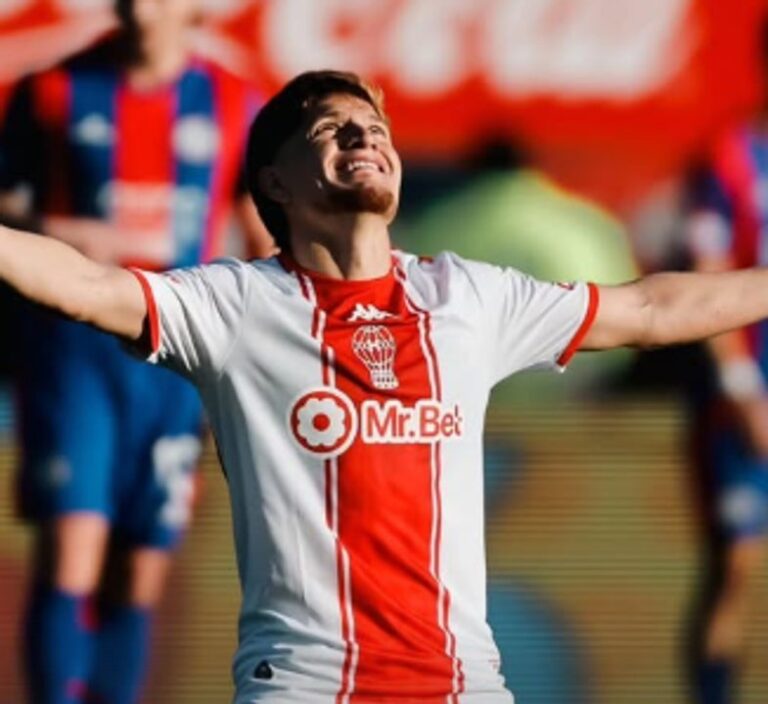 Leonardo Gil celebra con la camiseta de Huracán en un partido clásico