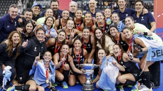 Jugadoras de Las Leonas celebrando el título mundial
