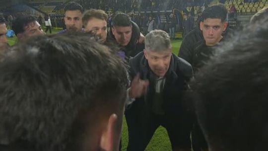Jugadores de Platense celebrando la clasificación a cuartos de final de la Copa Libertadores