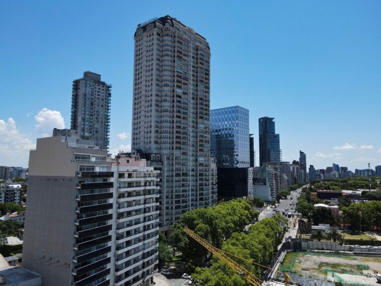 Edificios en el corredor norte de la ciudad de Buenos Aires
