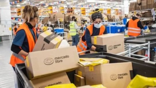 Vista de un centro logístico de Mercado Libre con estanterías y personal