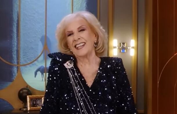 Mirtha Legrand con vestido azul noche