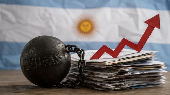 Persona revisando sus cuentas y deudas en un hogar argentino