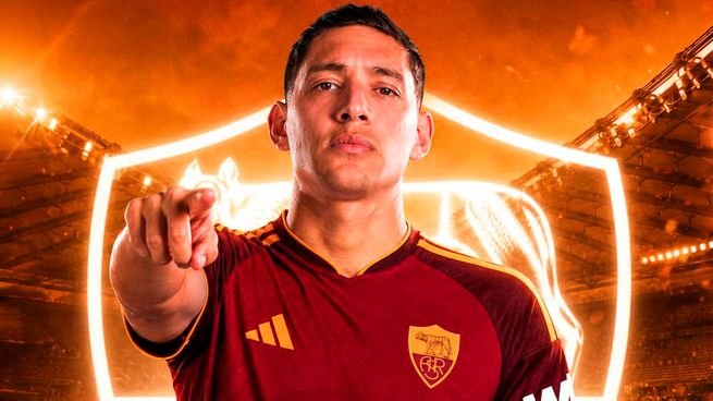 Nahuel Molina con la camiseta de la Roma