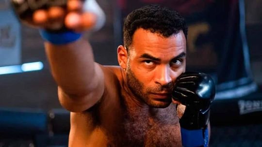 Escena de la serie Furioso de Netflix con combate de artes marciales mixtas