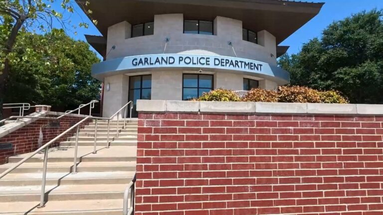 Vehículo estacionado en una calle residencial en Garland, Texas, durante una alerta de calor