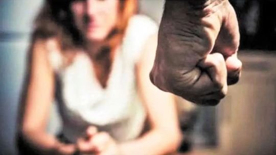 Personas en una audiencia sobre protección de menores
