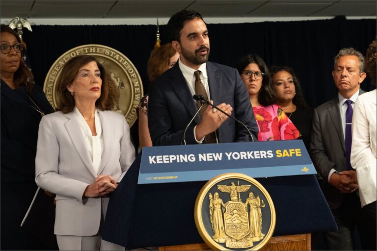Conferencia de prensa de Zohran Mamdani y Kathy Hochul sobre asistencia legal a menores inmigrantes