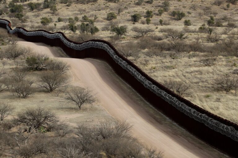 Vista del Pico Tecate (Kuchamaa) y la frontera entre México y Estados Unidos
