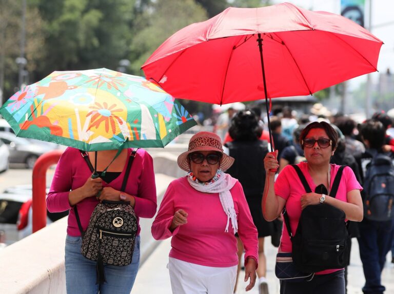 Persona con sombrero y gafas de sol bajo el sol intenso durante una ola de calor en México