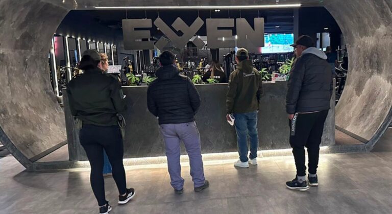 Allanamiento en una sucursal de la cadena de gimnasios Exen durante el operativo en Chaco y Corrientes