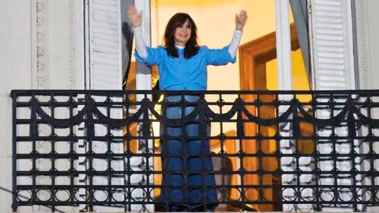 Cristina Kirchner saludando a una multitud