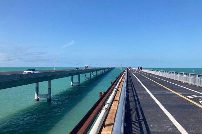 Vista de la Overseas Highway con puentes sobre el océano en los Cayos de Florida
