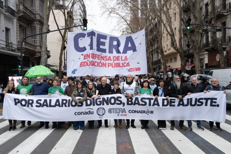 Docentes movilizándose durante el paro nacional