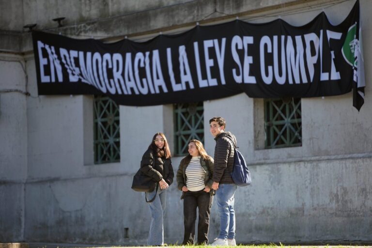 Estudiantes y docentes en una concentración durante el paro universitario