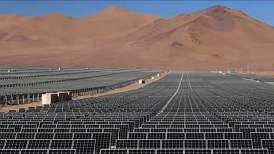 Vista aérea del Parque Solar El Quemado en Las Heras, Mendoza
