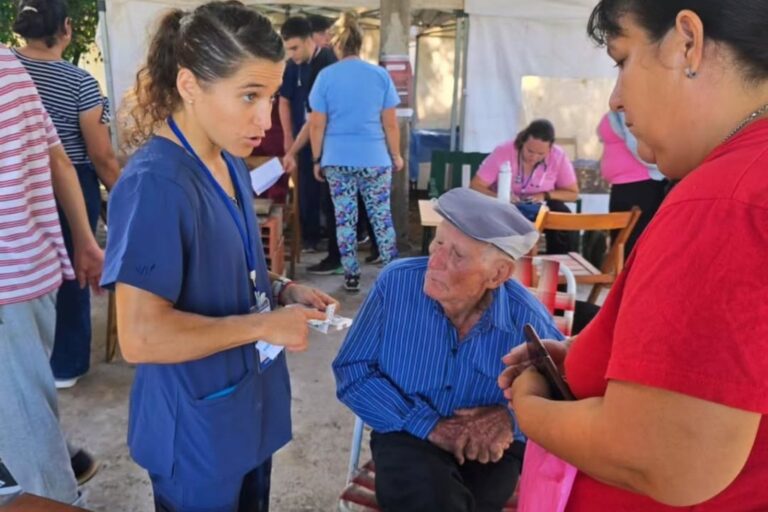 Paula Pareto durante la campaña médica en Chaco