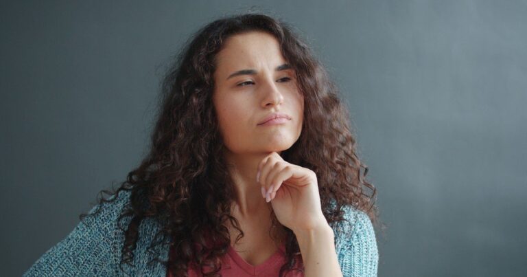 Persona reflexionando sobre el propósito de una tarea