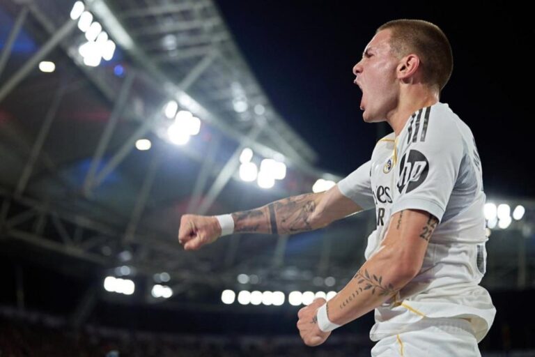 Franco Mastantuono con la camiseta del Real Madrid