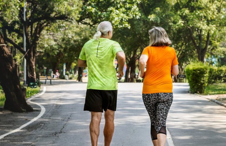 Adulto mayor caminando al aire libre