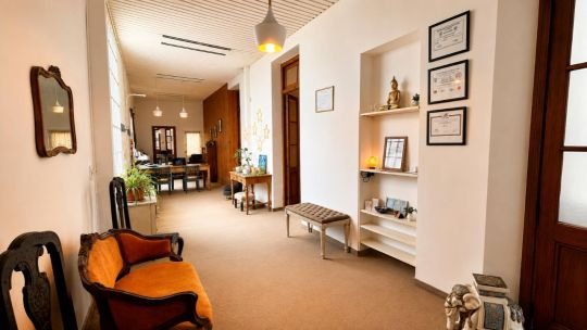 Interior de Respira Estudio de Yoga con colchonetas y elementos de práctica
