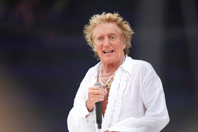 Rod Stewart en un escenario