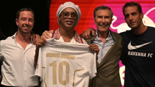 Ronaldinho durante su presentación con el Ravenna FC