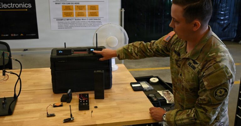 Detector portátil de drones desarrollado por el sargento Ryan Minton