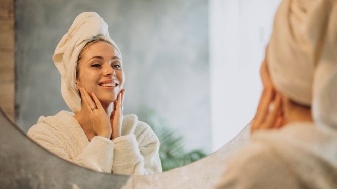 Productos de skincare para adolescentes sobre una superficie clara