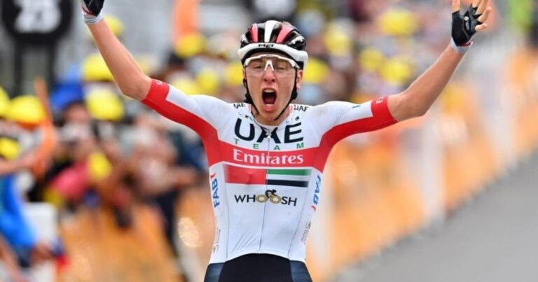 Tadej Pogačar con la mano abierta mostrando cinco dedos, celebrando su quinto Tour de Francia
