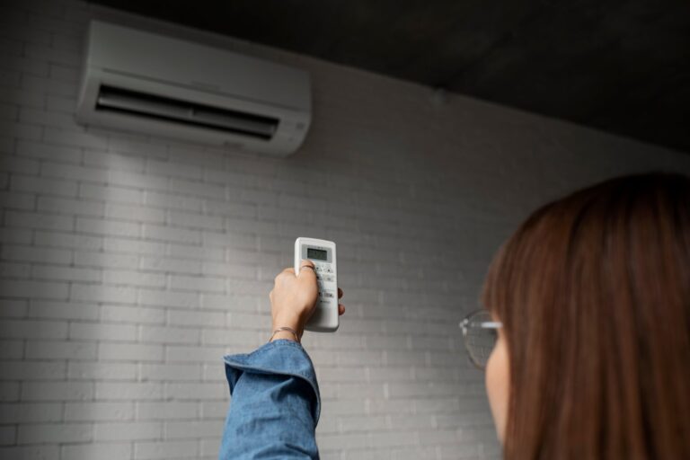 Aire acondicionado tipo split en una habitación