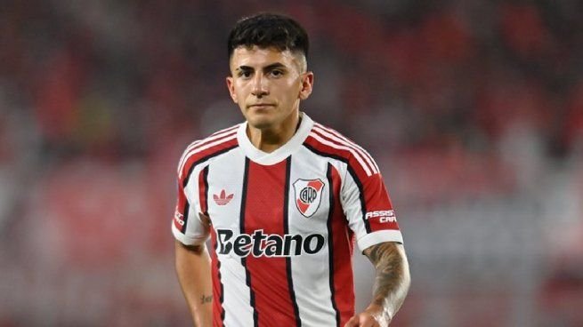 Thiago Almada con la camiseta de River Plate durante su debut
