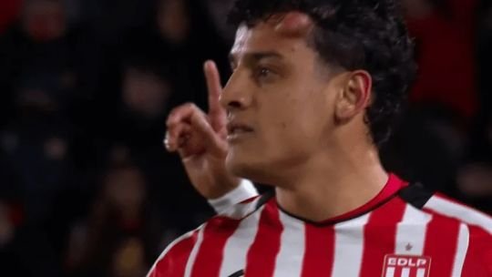 Tiago Palacios recibe asistencia médica en el campo de juego