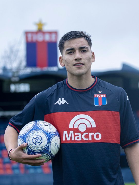 Ian Subiabre con la camiseta de Tigre durante su presentación