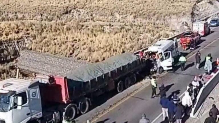 Miniván empotrada contra un tráiler en la carretera Cusco-Arequipa