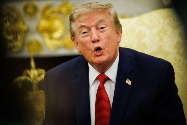 Donald Trump habla durante una conferencia de prensa en la Casa Blanca