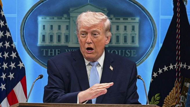 Donald Trump firmando una orden ejecutiva en el Despacho Oval