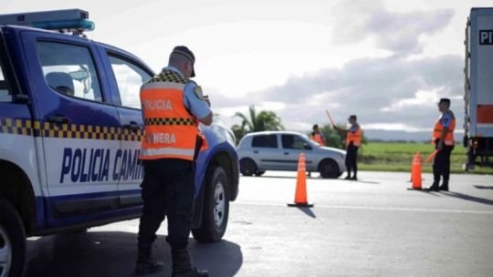 Radar de velocidad visible en una calle de Córdoba