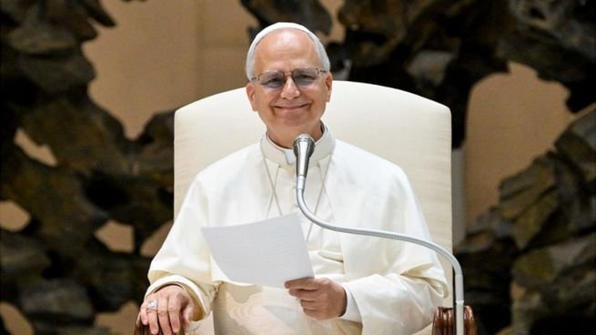 Multitud de fieles en un evento religioso durante una visita papal