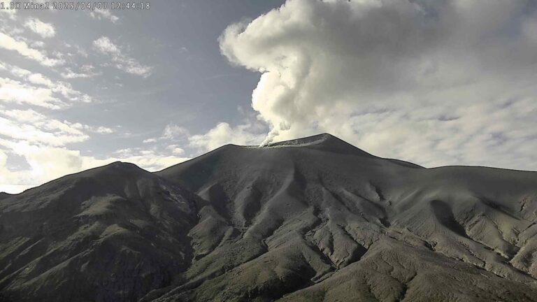 Volcán Puracé emitiendo ceniza con alerta naranja vigente