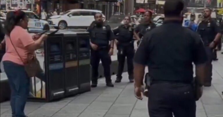 Policía en Times Square durante el ataque con cuchillos