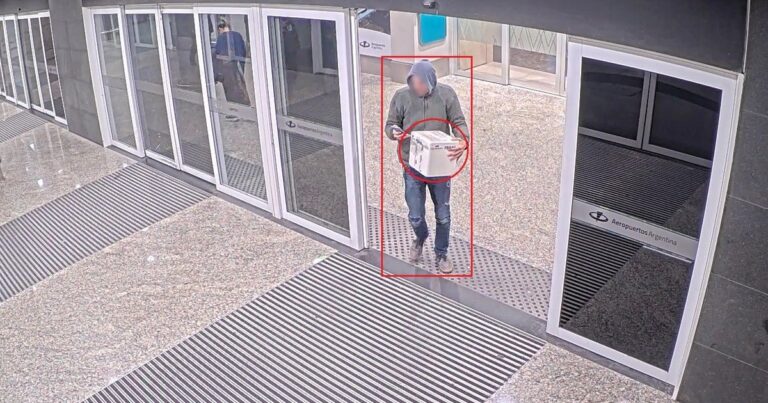 Conservadora de telgopor abandonada en Aeroparque