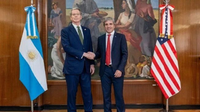 Luis Caputo y Scott Bessent durante la cumbre del G20 en Asheville