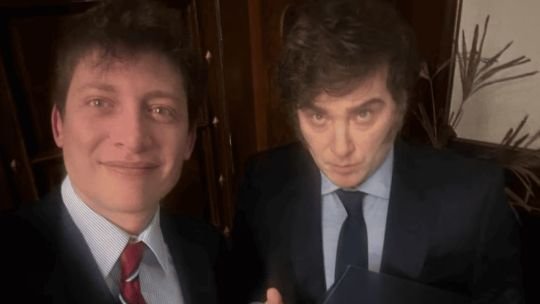 Santiago Caputo y Javier Milei en un evento oficial