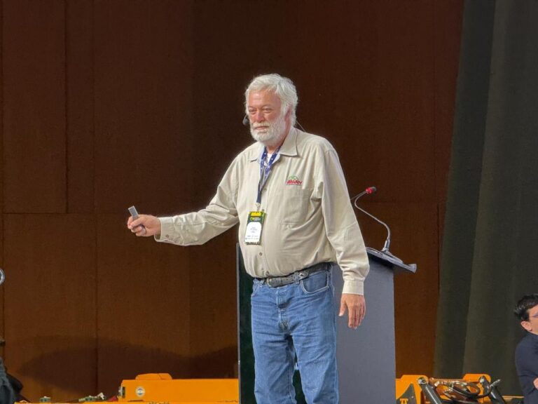 Ernesto Cruz durante su disertación en el 5° Congreso Internacional de Maíz en Córdoba