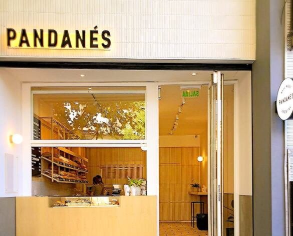 Fachada de un local de la cadena de panaderías Pandanés con la persiana cerrada