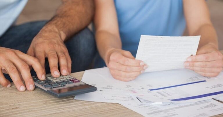 Persona revisando términos de un préstamo en una aplicación móvil